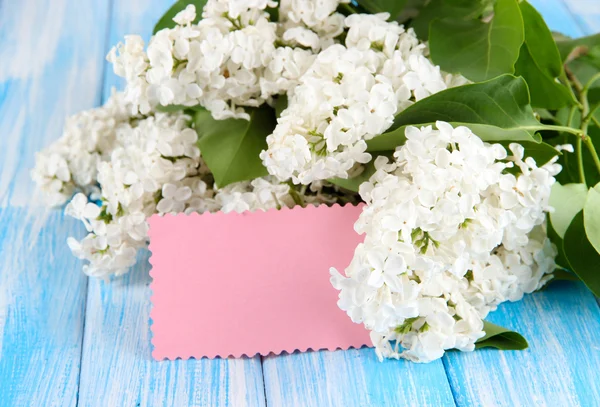 Schöne fliederfarbene Blumen auf dem Tisch in Großaufnahme — Stockfoto