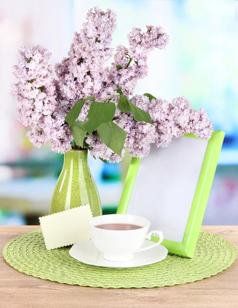 Mooie lila bloemen op tafel op kamer — Stockfoto