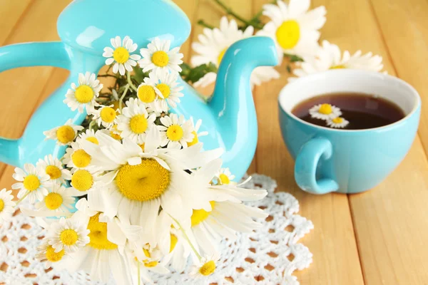 Ahşap masa yakın çekim üzerinde çaydanlığın içinde güzel buket chamomiles — Stok fotoğraf