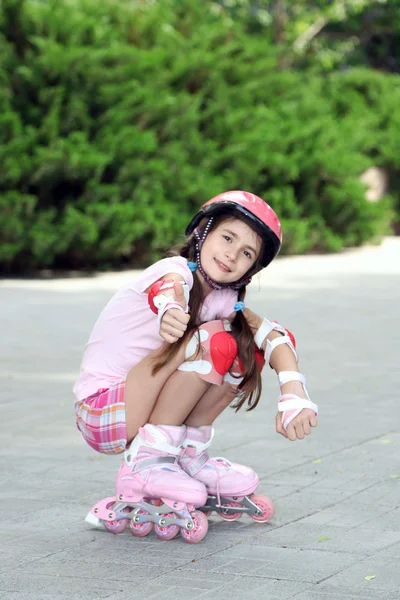 Kleines Mädchen auf Rollschuhen im Park — Stockfoto