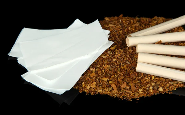 Tabac et tubes à cigarettes, isolés sur du noir — Photo