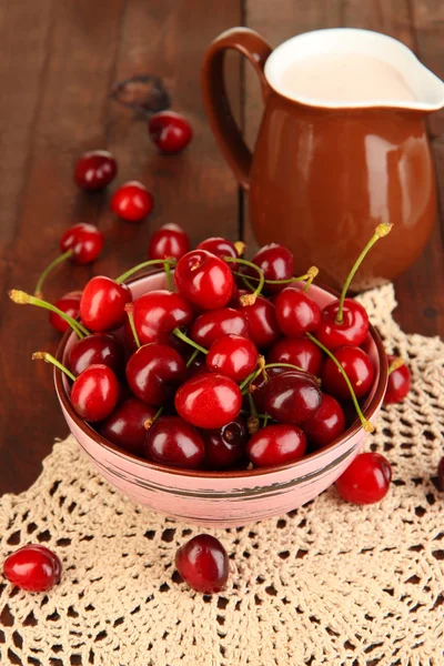 Reife rote Kirschbeeren in Schüssel auf Holztisch Nahaufnahme — Stockfoto