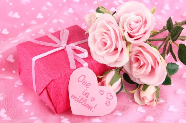 pembe bir bez arka plan üzerinde romantik parsel