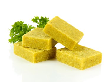 Bouillon küp üzerinde beyaz izole maydanoz ile