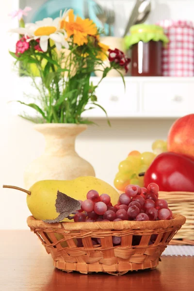 Keuken samenstelling op tafel op plank achtergrond — Stockfoto