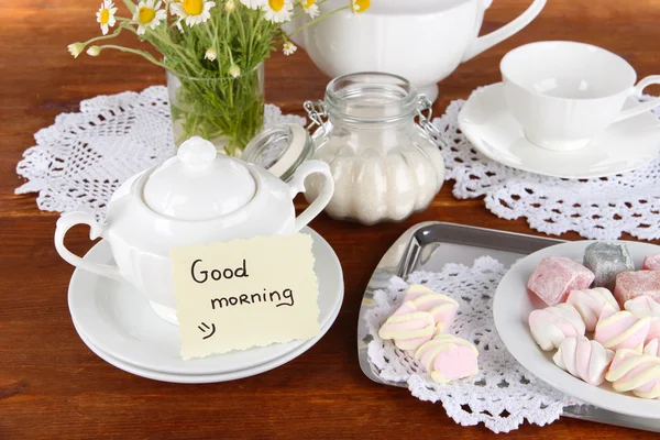 De instelling van de tabel met chamomiles op houten tafel — Stockfoto