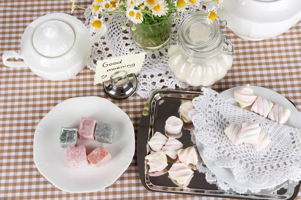 Table setting with chamomiles on checkered tablecloth — Stock Photo, Image