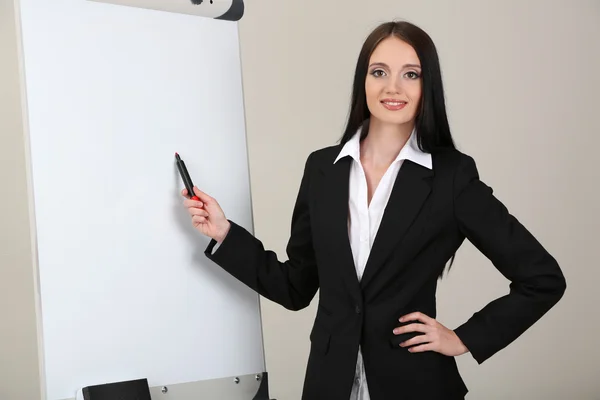 Businesswoman presenting on whiteboard. — ストック写真