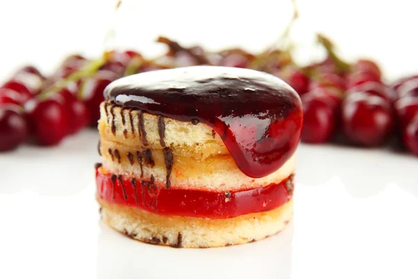 Torta di biscotti saporita con marmellata e bacche isolate su bianco — Foto Stock