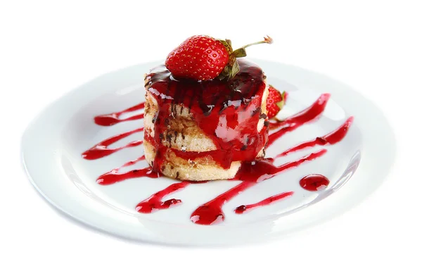Вкусный бисквит с вареньем и ягодами на тарелке, изолированный на белом — стоковое фото