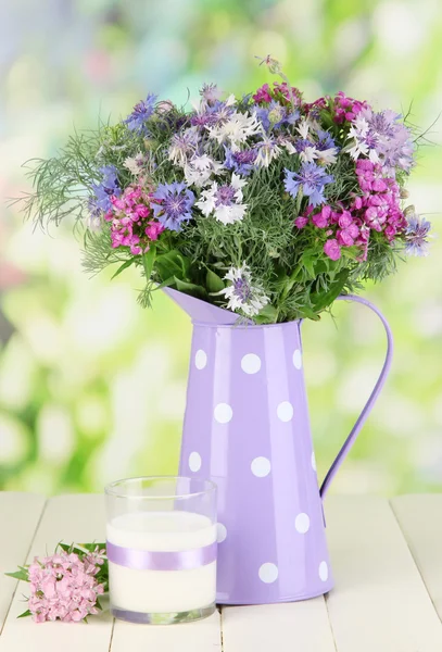 Bellissimo bouquet in brocca su tavolo in legno su sfondo naturale — Foto Stock