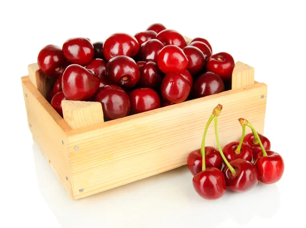 Bayas de cereza en caja de madera aislada en blanco — Foto de Stock