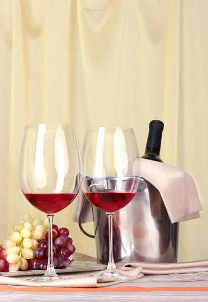 Winorośli i okulary na okrągły stół w sprawie szmatką tło — Zdjęcie stockowe