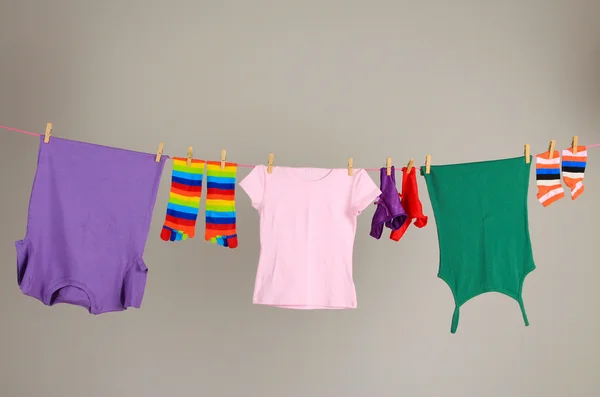 Prádelna linka s oblečením na zeď na pozadí — Stock fotografie