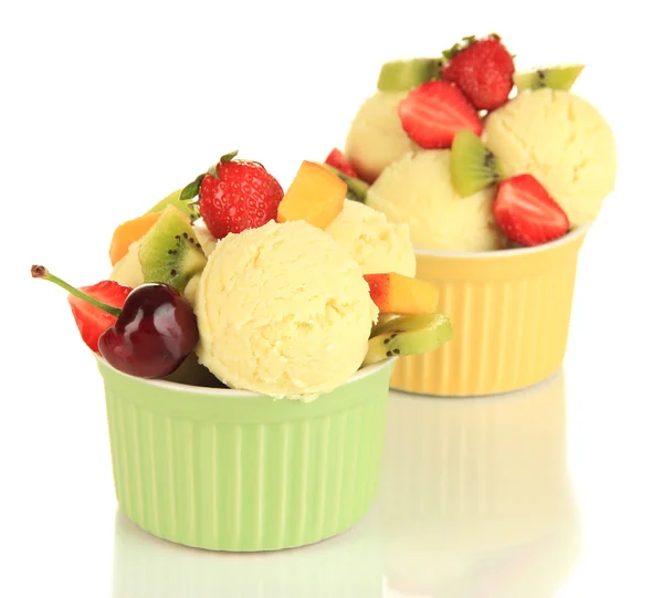 Delicioso helado con frutas y bayas en un tazón aislado en blanco Imagen de stock