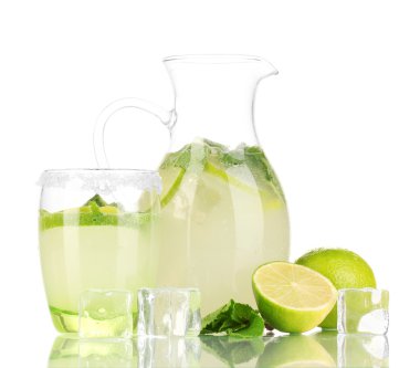 limonade in werper en glas geïsoleerd op wit