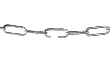 kırık zincir üzerinde beyaz izole