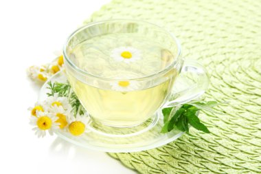 yabani camomiles ve nane, bitkisel çay beyaz izole