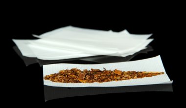 Tütün ve siyah izole sarma kağıtları