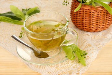 Cam bardak çay ıhlamur üzerinde ahşap masa yakın çekim ile