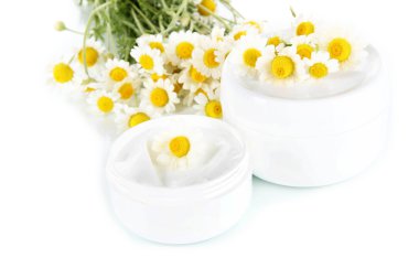 Cream met kamille geïsoleerd op wit
