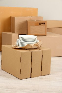 boş odada yere hareket kutuları