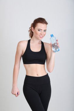 şişe su ile güzel bir genç kadın