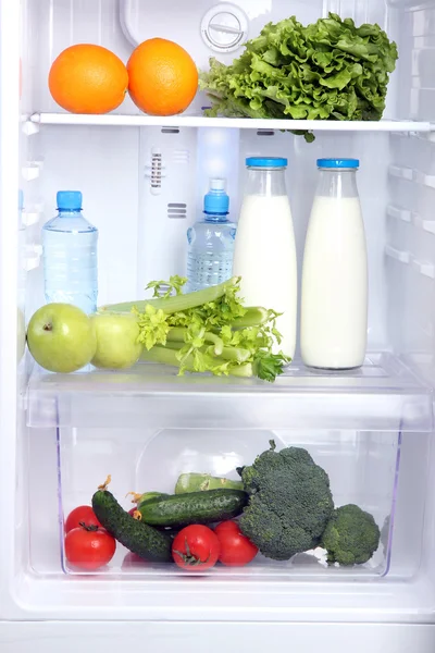 Kulkas terbuka dengan makanan vegetarian — Stok Foto