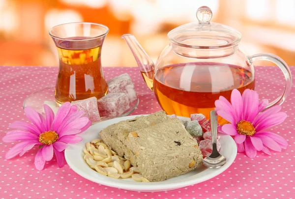 Sabrosa halva con té en la mesa en la habitación —  Fotos de Stock