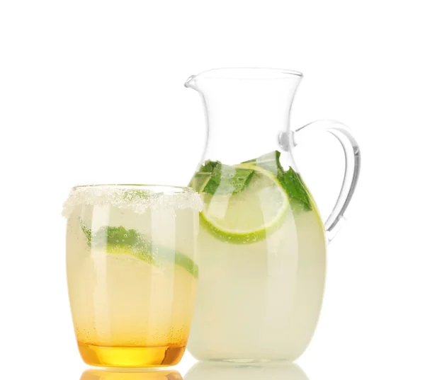 Citrus limonade in werper en glas geïsoleerd op wit — Stockfoto