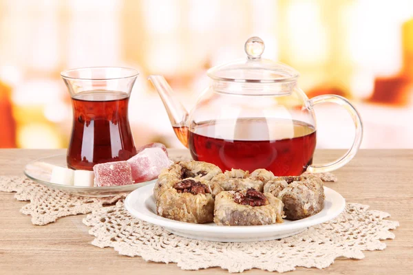 Sladká baklava na talíři s čajem na stole v pokoji — Stock fotografie