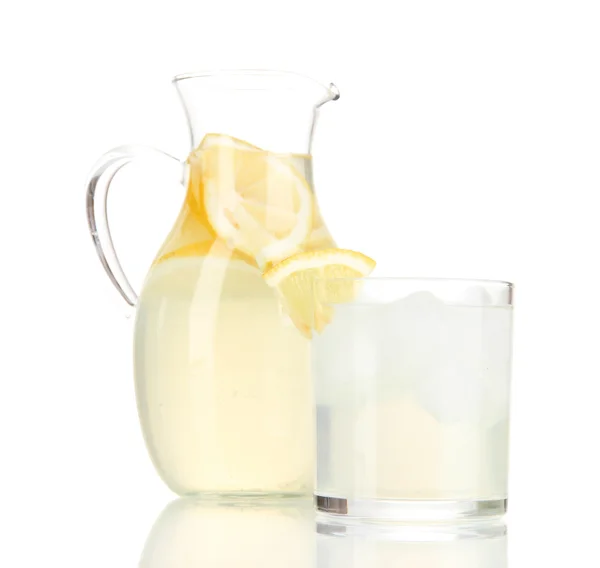 Citronnade en pichet et verre isolé sur blanc — Photo