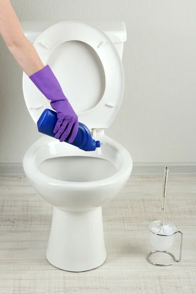 Frau Hand mit Sprühflasche reinigt Toilettenschüssel im Badezimmer — Stockfoto