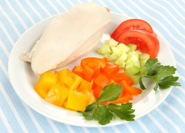 Poitrine de poulet bouillie sur assiette avec légumes gros plan — Photo