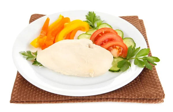 Gekochte Hühnerbrust auf Teller mit Gemüse isoliert auf weiß — Stockfoto