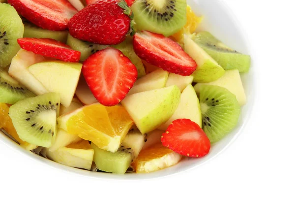 Salade de fruits utiles de fruits frais et de baies dans un bol isolé sur blanc — Photo