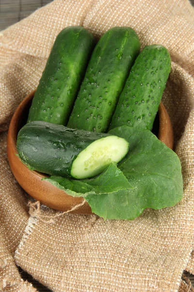 Çul zemin üzerine lezzetli yeşil salatalık — Stok fotoğraf