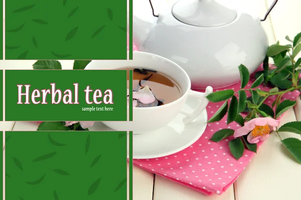 Taza y tetera de té de hierbas con flores de rosa de la cadera en la mesa de madera blanca —  Fotos de Stock