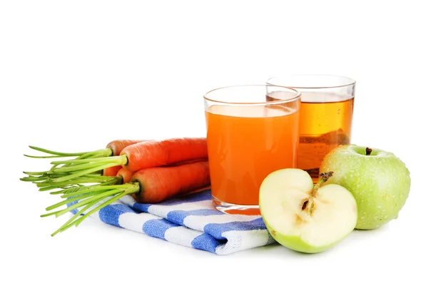 Verres de jus, pommes et carottes, isolés sur blanc — Photo