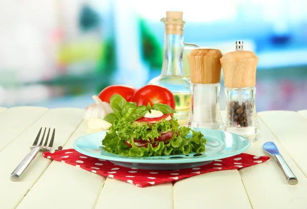 Sabroso tueste de médula y rodajas de tomate con hojas de ensalada, sobre fondo brillante — Foto de Stock