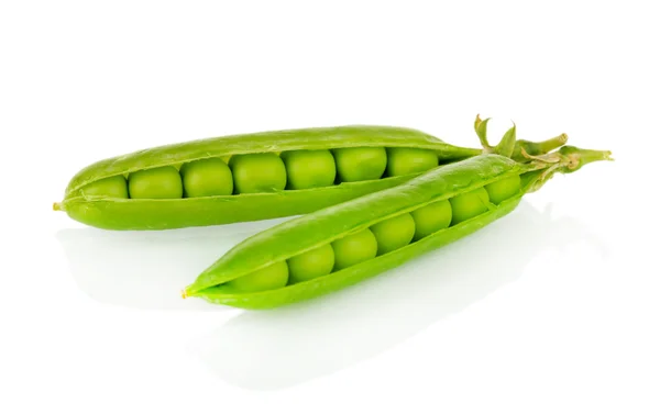 Guisantes verdes dulces aislados en blanco —  Fotos de Stock