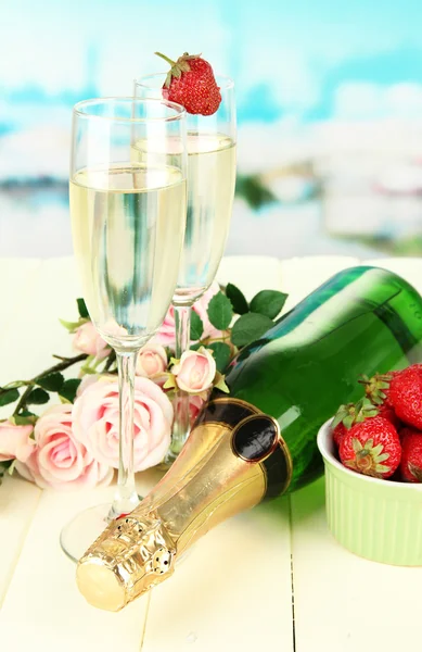 Romantic still life with champagne, strawberry and pink roses, on bright background — Stock Photo, Image