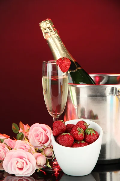Романтический натюрморт с шампанским, клубничными и розовыми розами, на темном фоне — стоковое фото