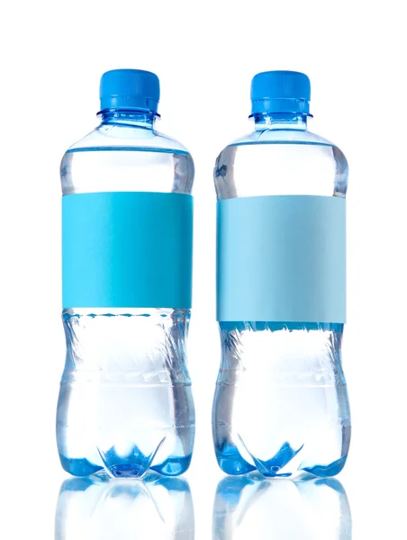 Beyaz üzerine izole su şişeleri — Stok fotoğraf