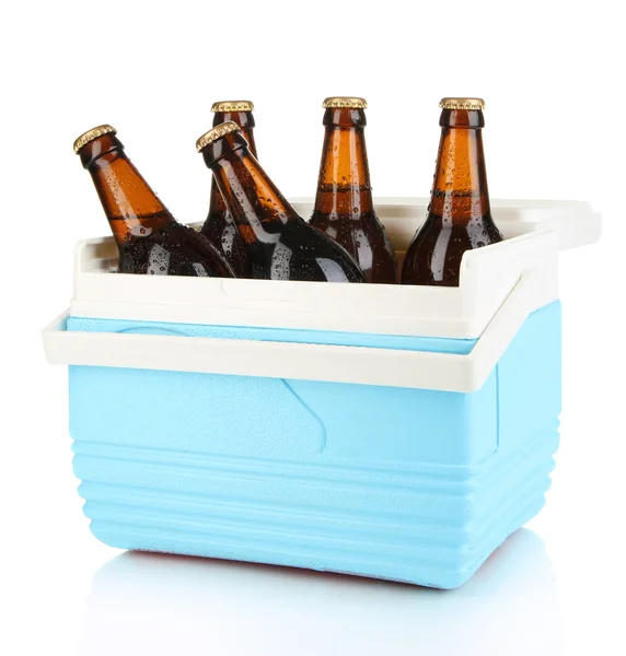 Frigorífico de viagem com garrafas de cerveja isoladas em branco — Fotografia de Stock