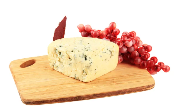 Queijo azul saboroso e uva na tábua de corte, isolado em branco — Fotografia de Stock