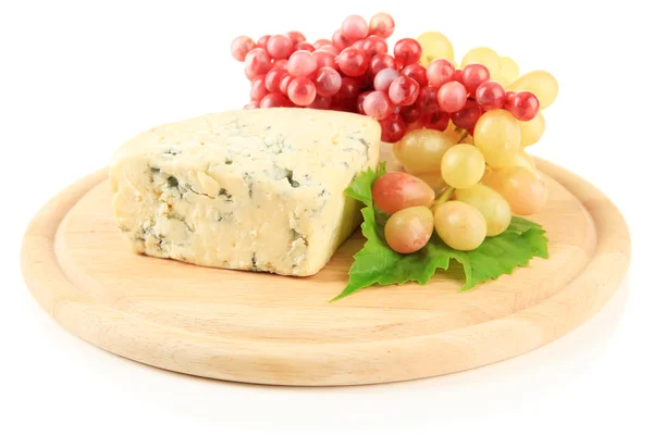 Queijo azul saboroso e uva na tábua de corte, isolado em branco — Fotografia de Stock