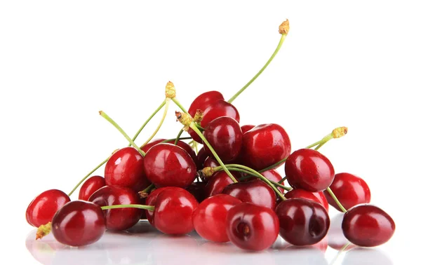 Beaucoup de cerises rouges mûres isolées sur blanc — Photo