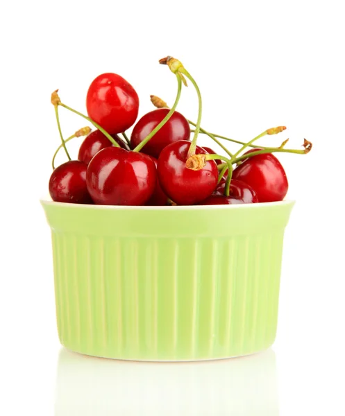 Bagas de cereja vermelhas maduras em tigela isoladas em branco — Fotografia de Stock