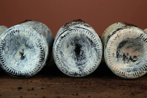 Viejas botellas de vino, sobre fondo marrón oscuro — Foto de Stock